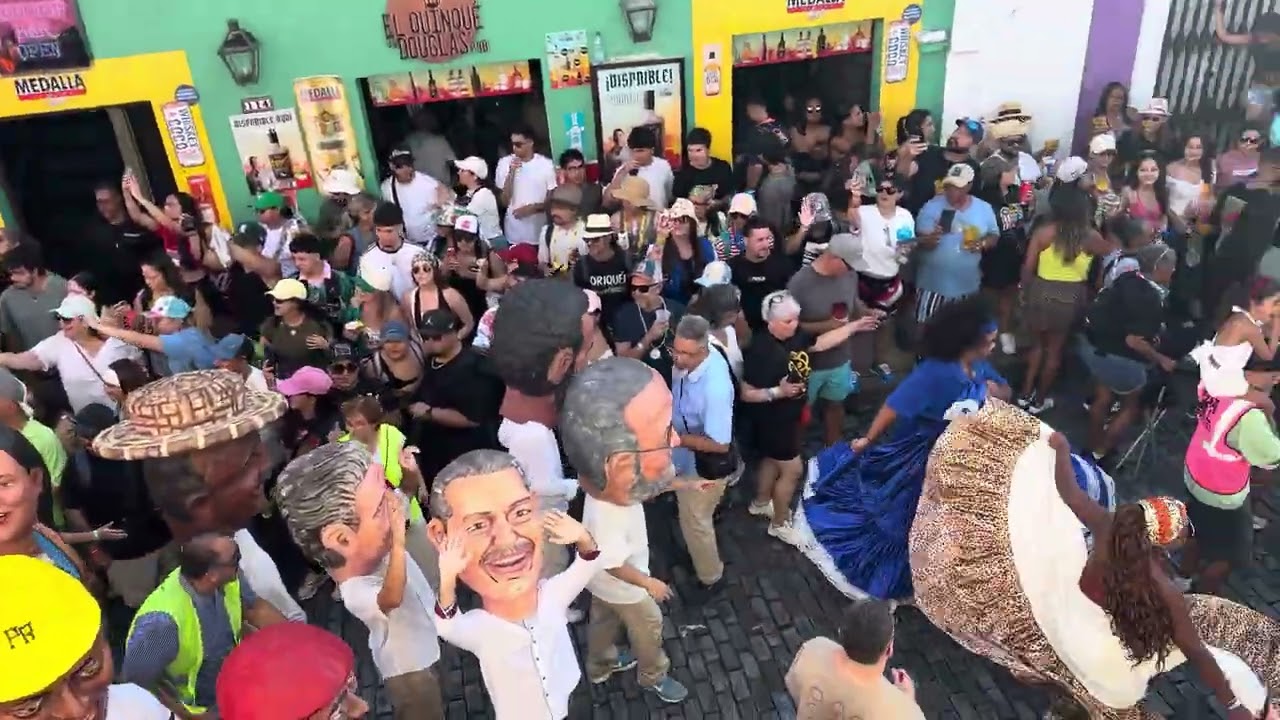 Desfile de cabezudos en Fiestas de la Calle San Sebastián