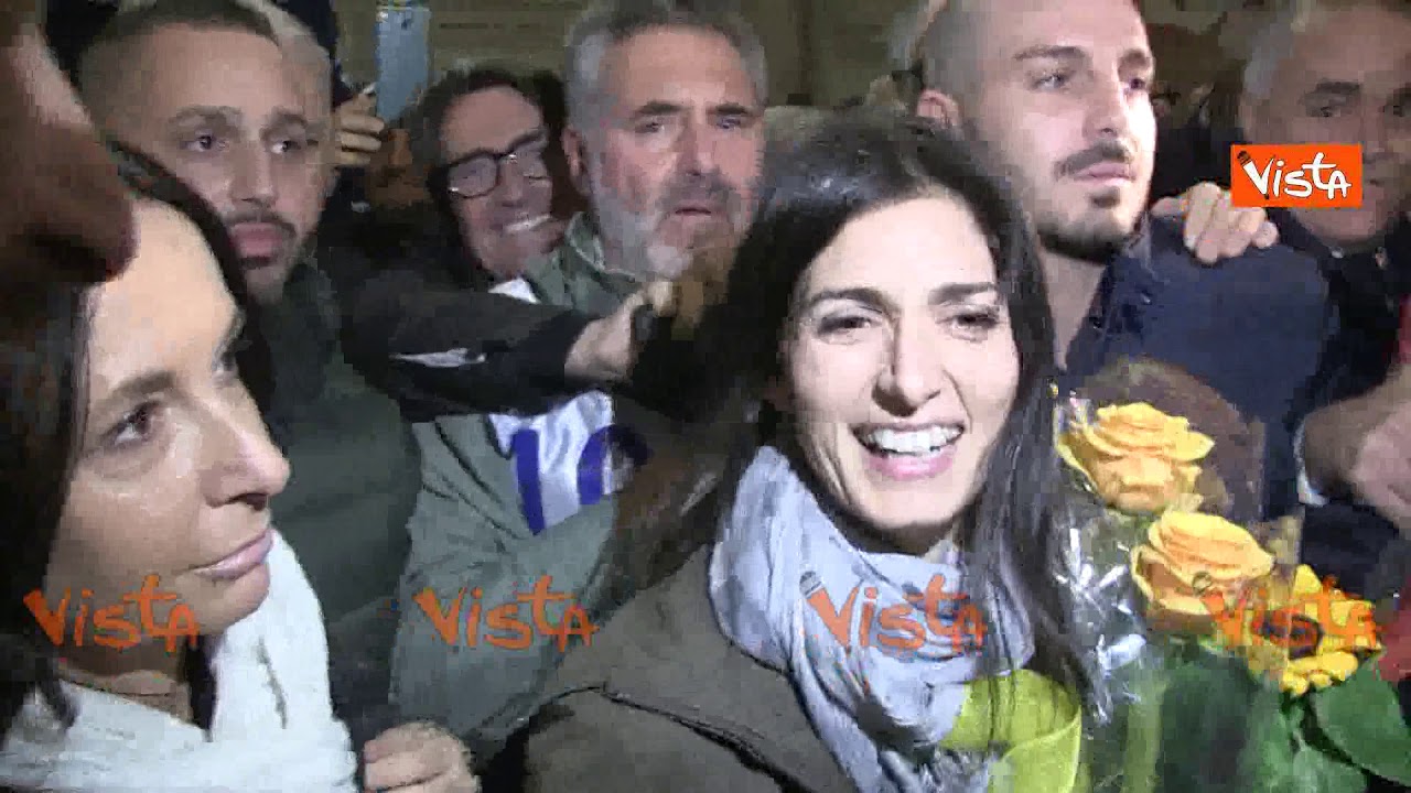 Raggi superstar, tanti selfie e un mazzo di fiori per la sindaca dai suoi sostenitori
