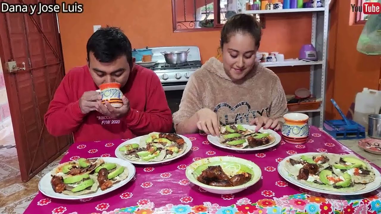 En el fogón preparo ricos Huaraches Oaxaqueños de salsa verde y roja