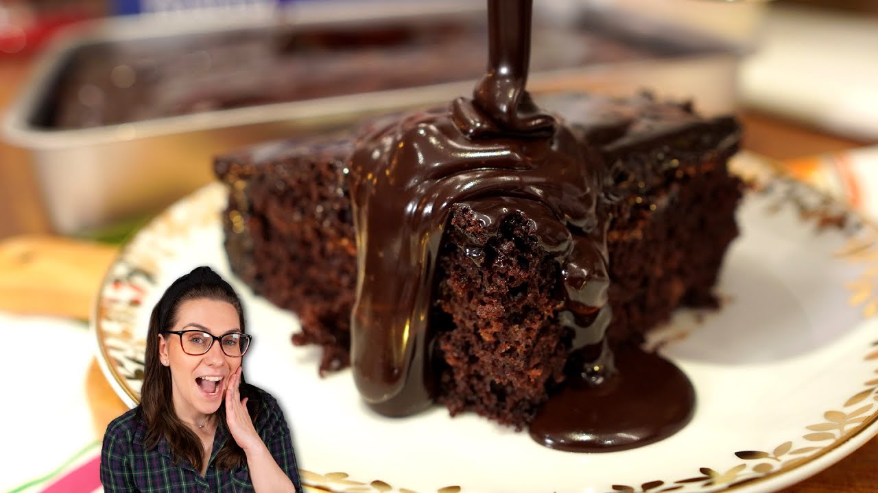 BOLO DE CHOCOLATE RÁPIDO E FÁCIL | MASSA FOFINHA COM CALDA PERFEITO!