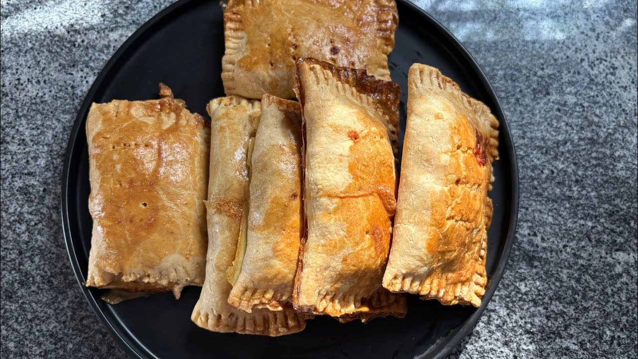 HOW TO MAKE MEAT PIES + FRESH PINEAPPLE JUICE || EASY BAKING / JUICING RECIPE