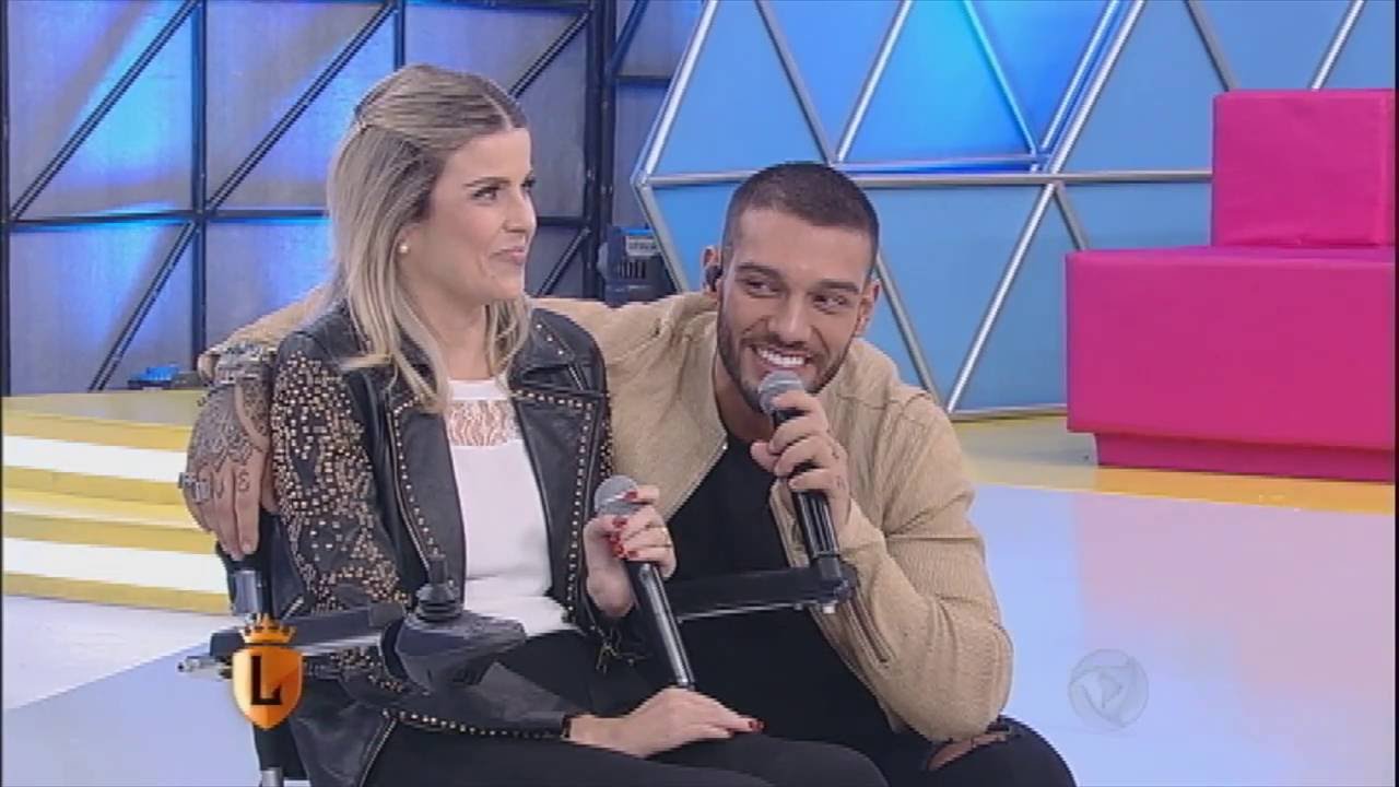 Lucas Lucco canta  com atriz cadeirante que participou do clipe