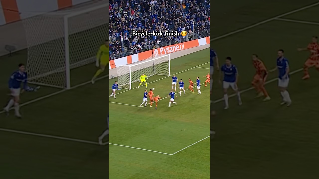 Incredible bicycle-kick goal!