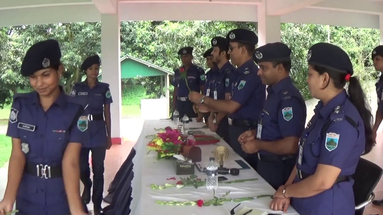 নবাগত পুলিশ সদস্যদের ট্রেনিং এ যাওয়ার পূর্বে ফুলের শুভেচ্ছা প্রদান।। BD Police Training-2