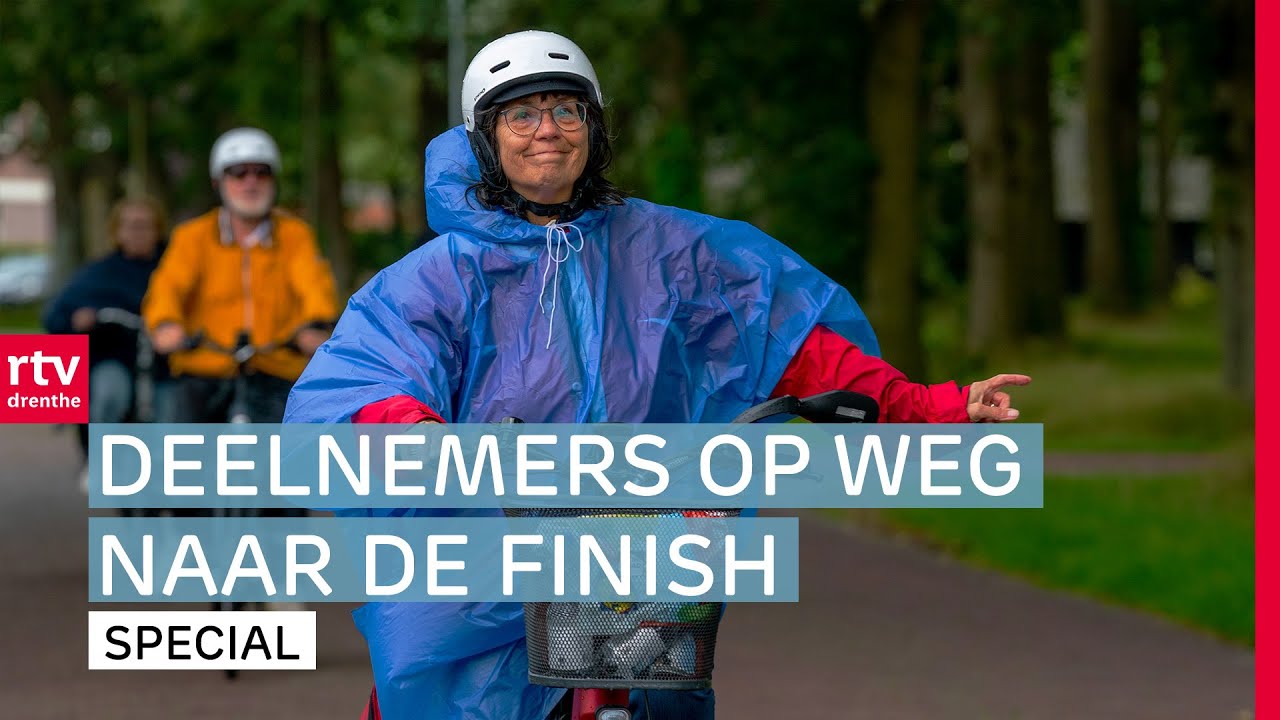 Ook op de slotdag ging bij velen de poncho of regenjas mee | Op Die Fiets