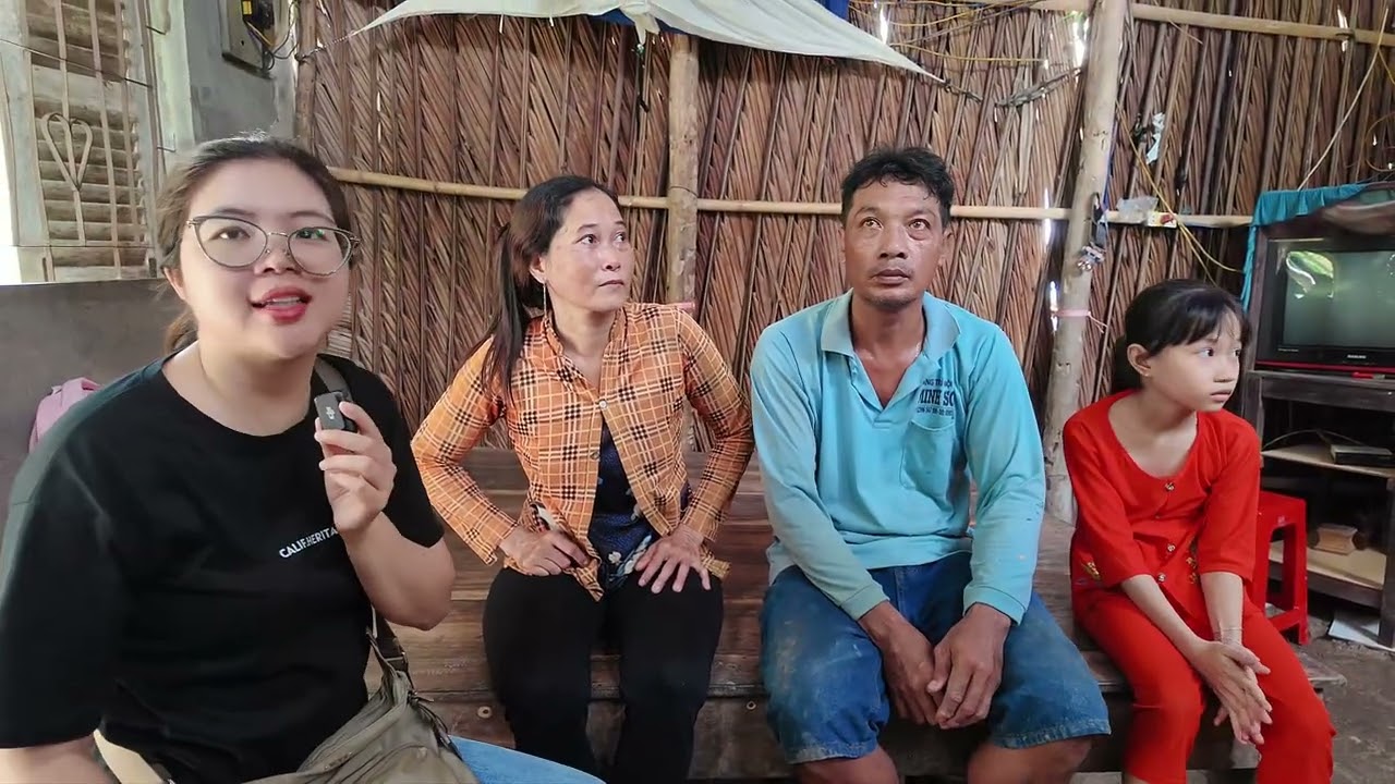 Gia đình 4 người trong căn nhà lá dột nát và ước mơ đại học dang dở của cô con gái lớn