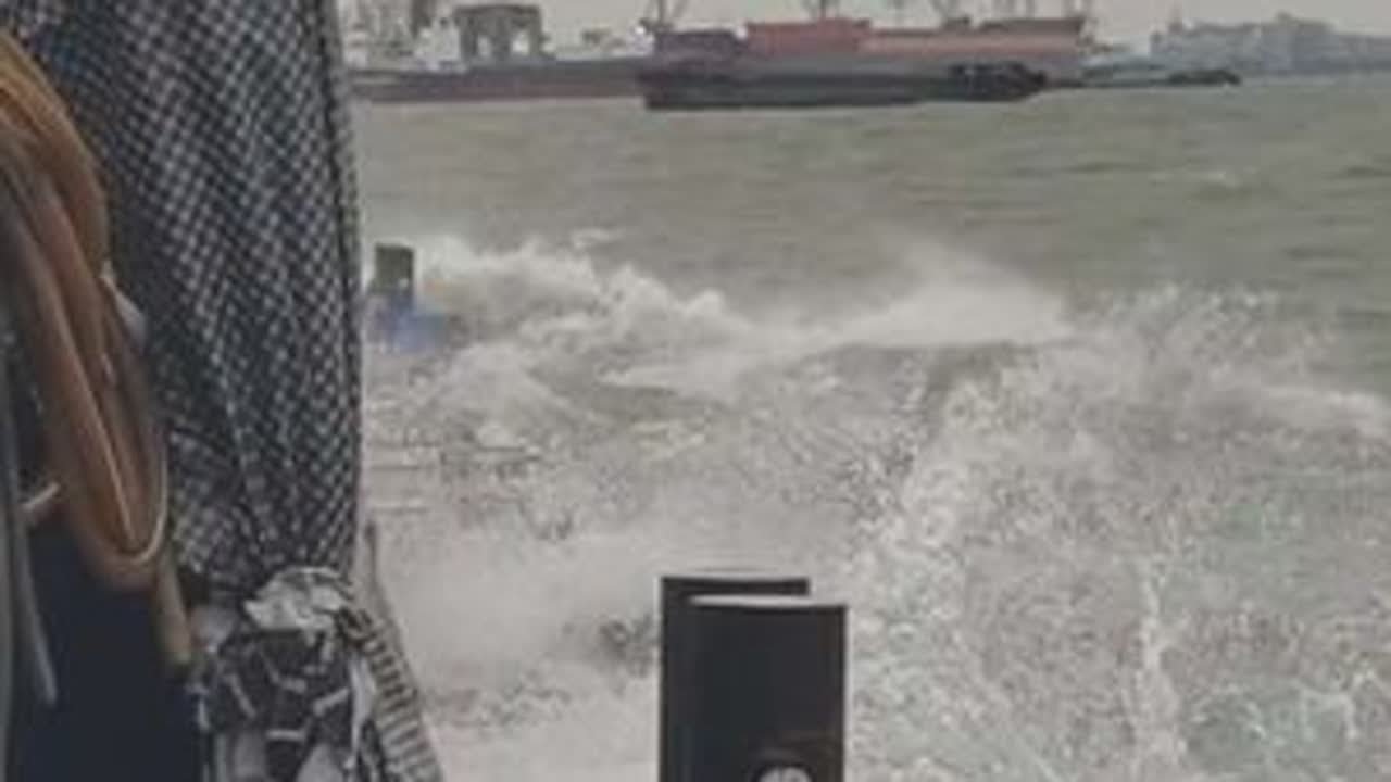 船在长江航行中，突然刮起了大风，海事紧急通知船员们抓紧时间 开到安全水域紧急抛锚避风，此时此刻我已经腿都吓软了，跑船的同行们，江苏南通这边有大风了浪很大，大家一定要多注意天气变化，注意安全啊！