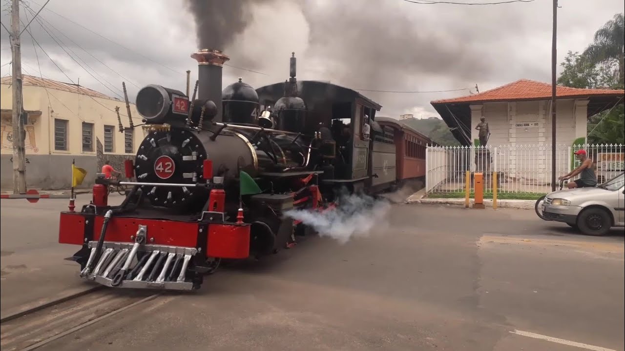 Cenas da locomotiva Baldwin 42 na cidade