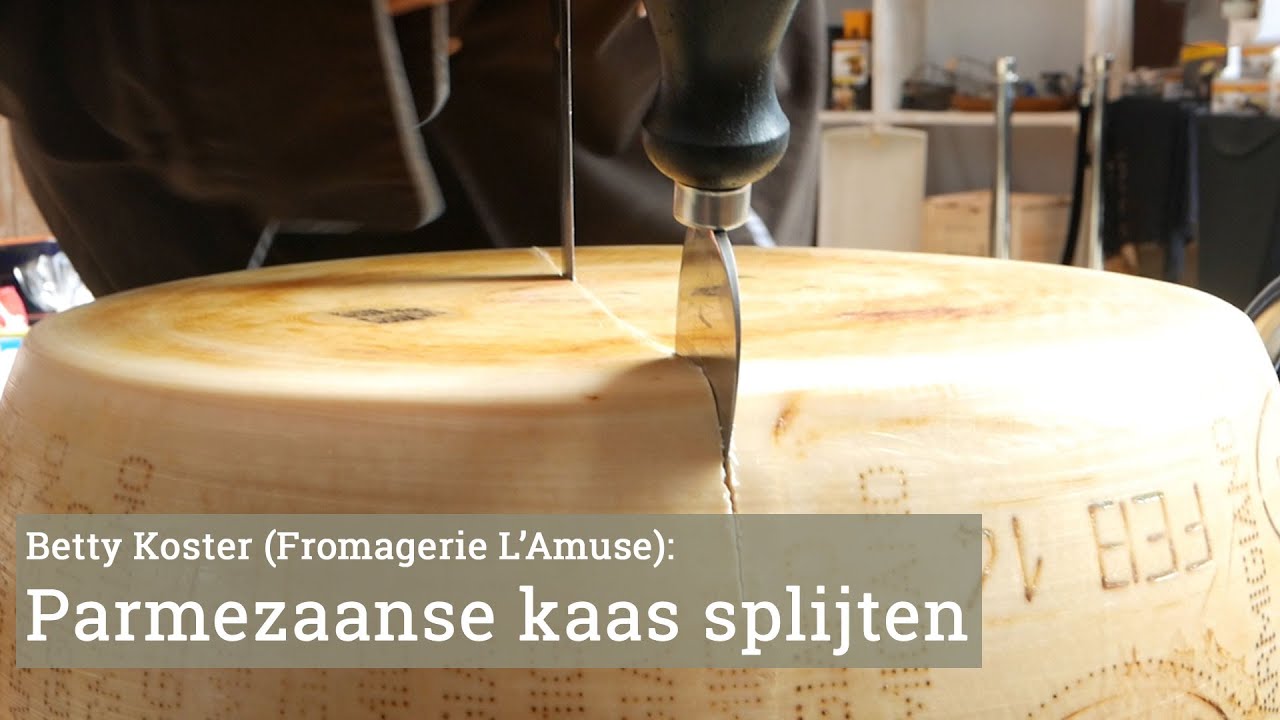 Hoe splijt je een hele Parmezaanse kaas?