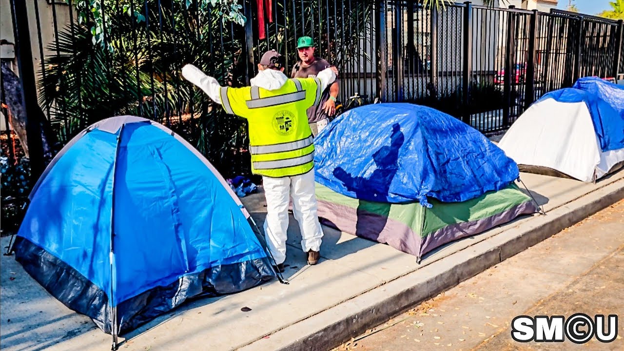 𝗣𝗨𝗕𝗟𝗜𝗖 𝗦𝗣𝗔𝗖𝗘 𝗥𝗘𝗦𝗧𝗢𝗥𝗘𝗗: City Teams Remove Debris and Tents Along Fourth Street in Venice