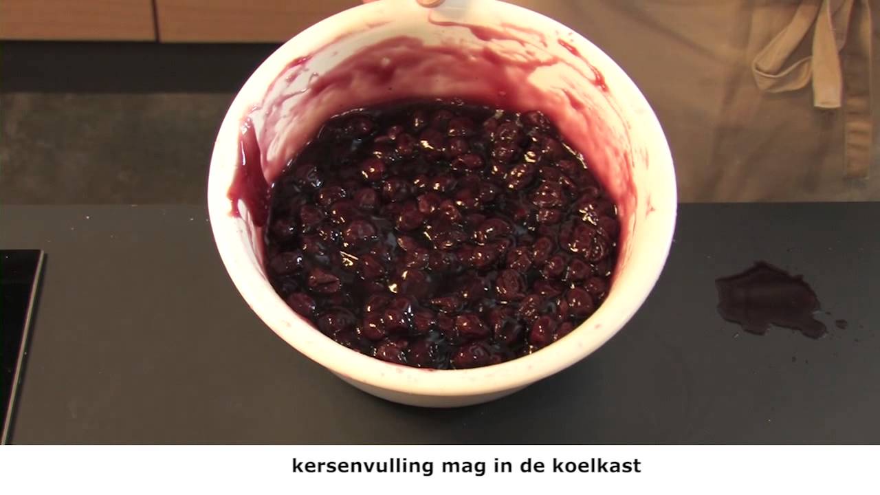 Bereiding van een ambachtelijke Limburgse kersenvlaai.