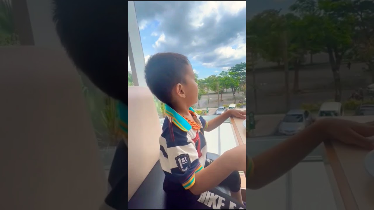 adek makan di restoran kaca pemandangannya bagus 