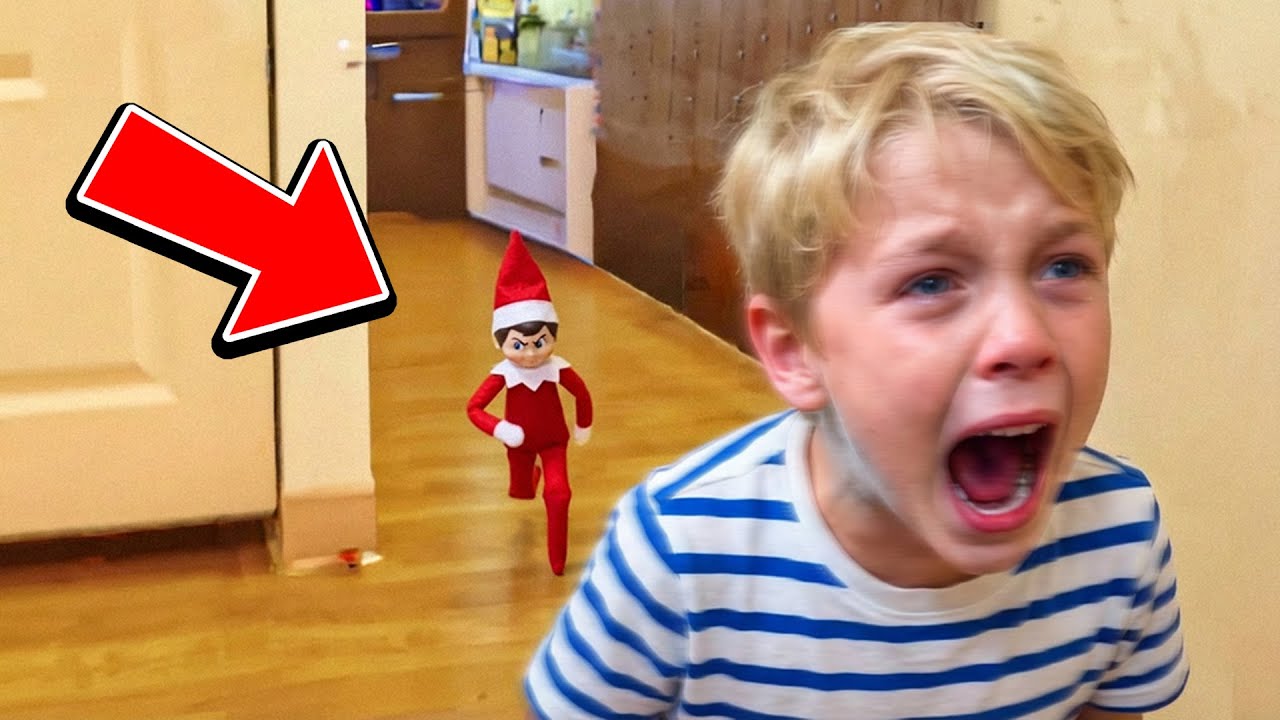 Эльф на полке попал в объектив камеры, когда гнался за ним 😱