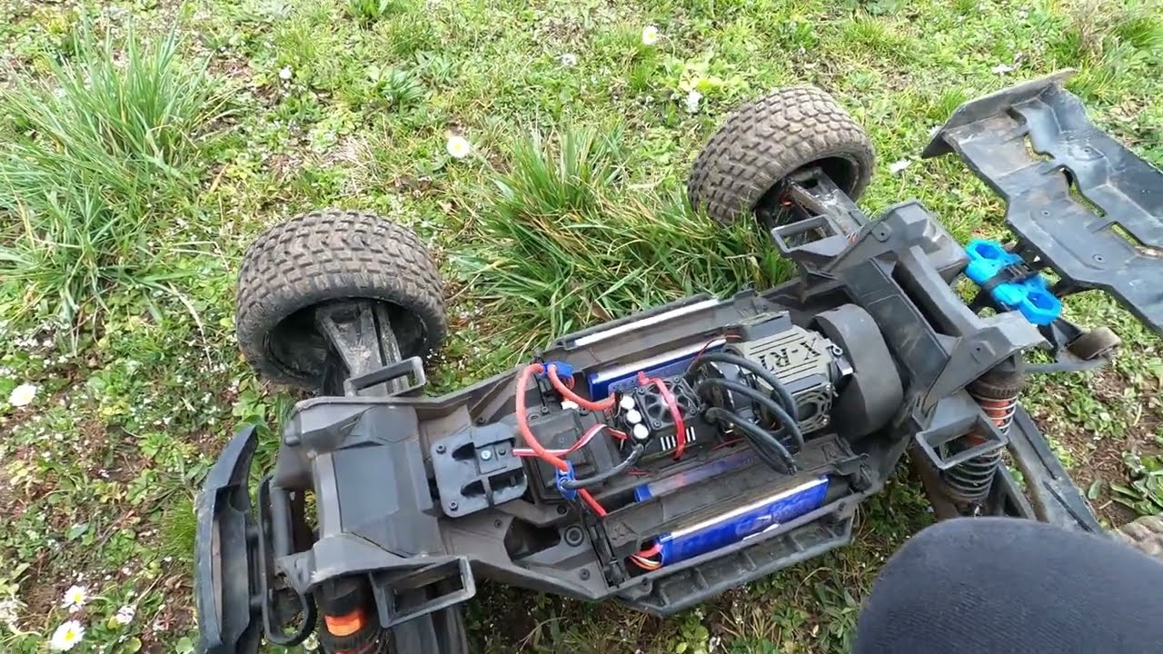 TRAXXAS XRT HW 1100KV MAX6 16/35 9200mah coupure haute , pied d'dan &ccedil;a passe nikel mais &ccedil;a t&egrave;te