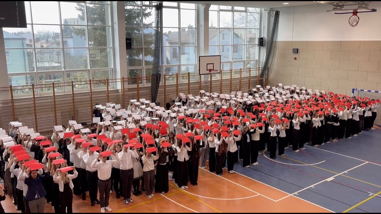 Szkoła do hymnu