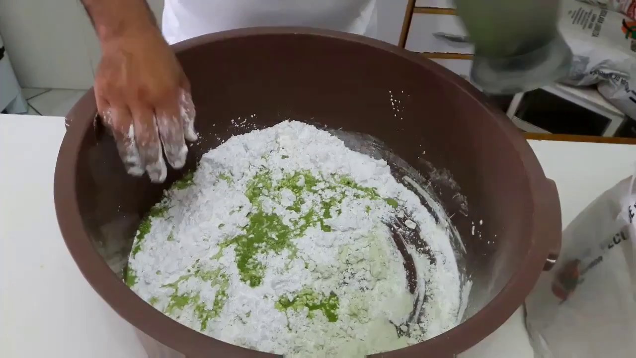 Massa de tapioca de couve e recheio vegano