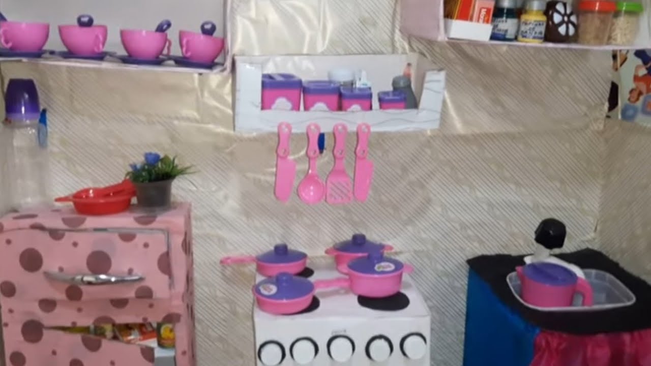 Tour pela minha cozinha de papelão que eu mesmo fiz