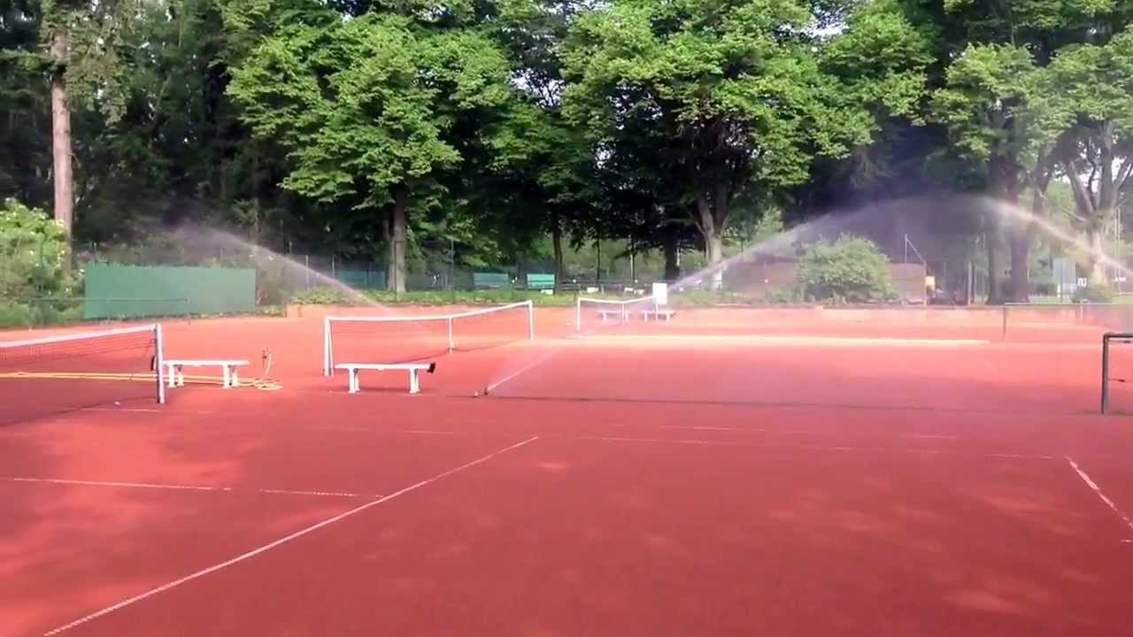 Toro Regner 640 auf dem Tennisplatz mit je zwei Regnern in der Ecke und zwei an der L&auml;ngsseite
