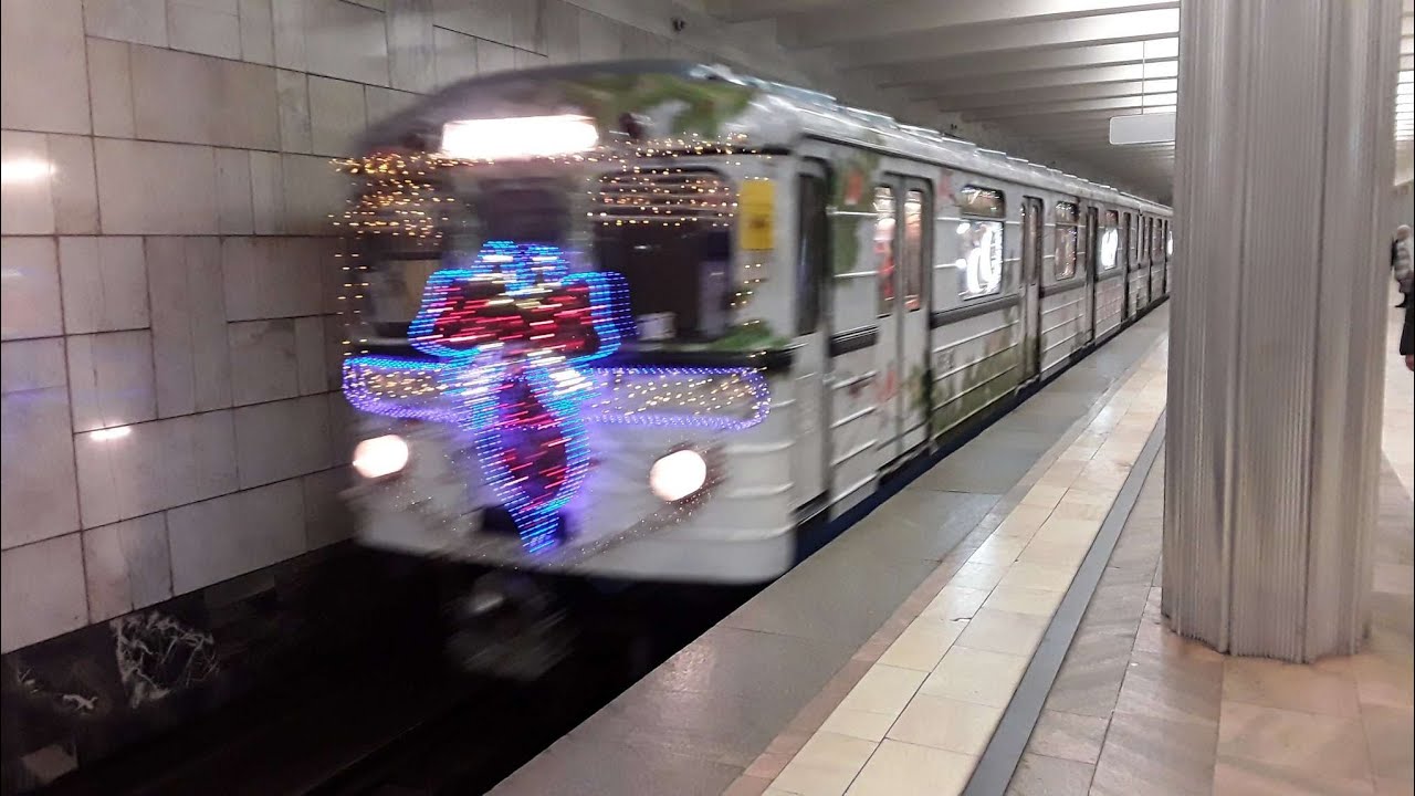 Новогодний поезд метро на ТКЛ.