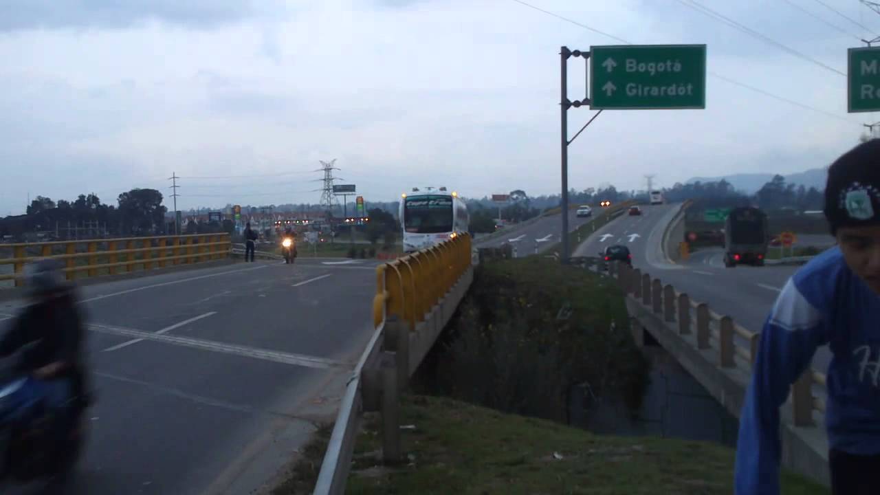 buses en la variante de mosquera 3
