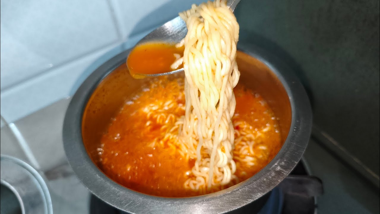 #Schezwan Chutney wali Maggi first time try kar rahe !Ahmedabad mein yeh street-style wali Maggi 