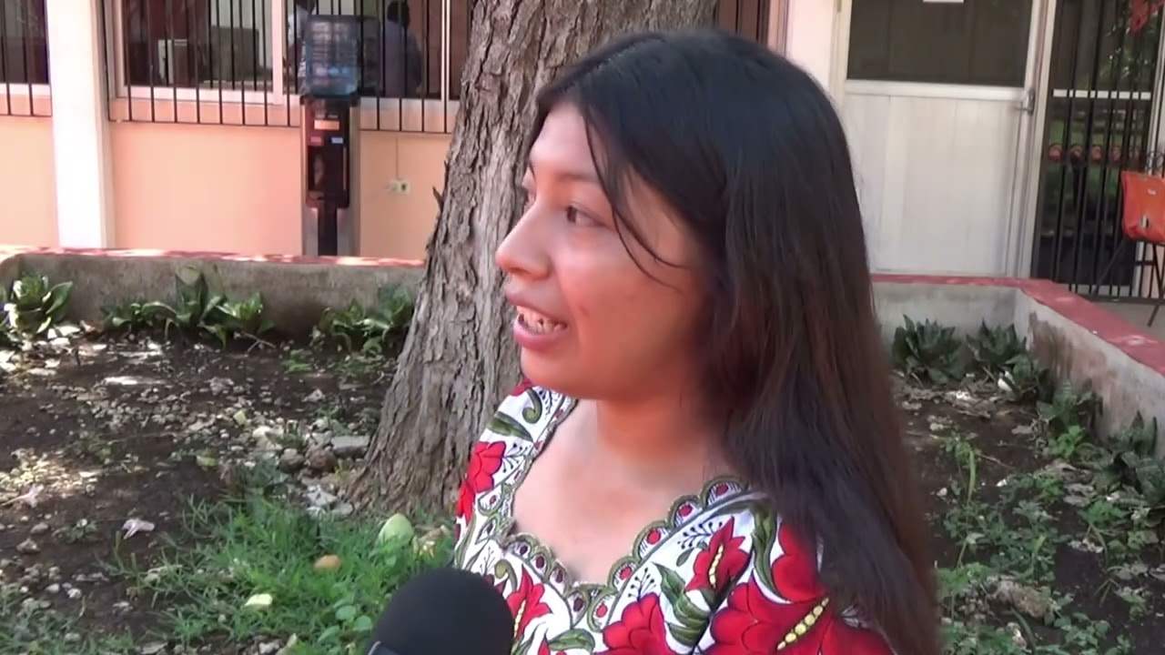Jóvenes dejan atrás el uniforme para vestir ropa típica yucateca