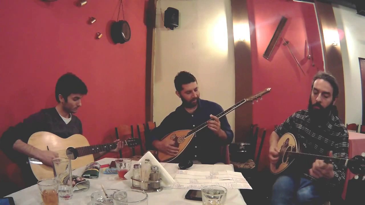 Μια όμορφη μελαχρινή...