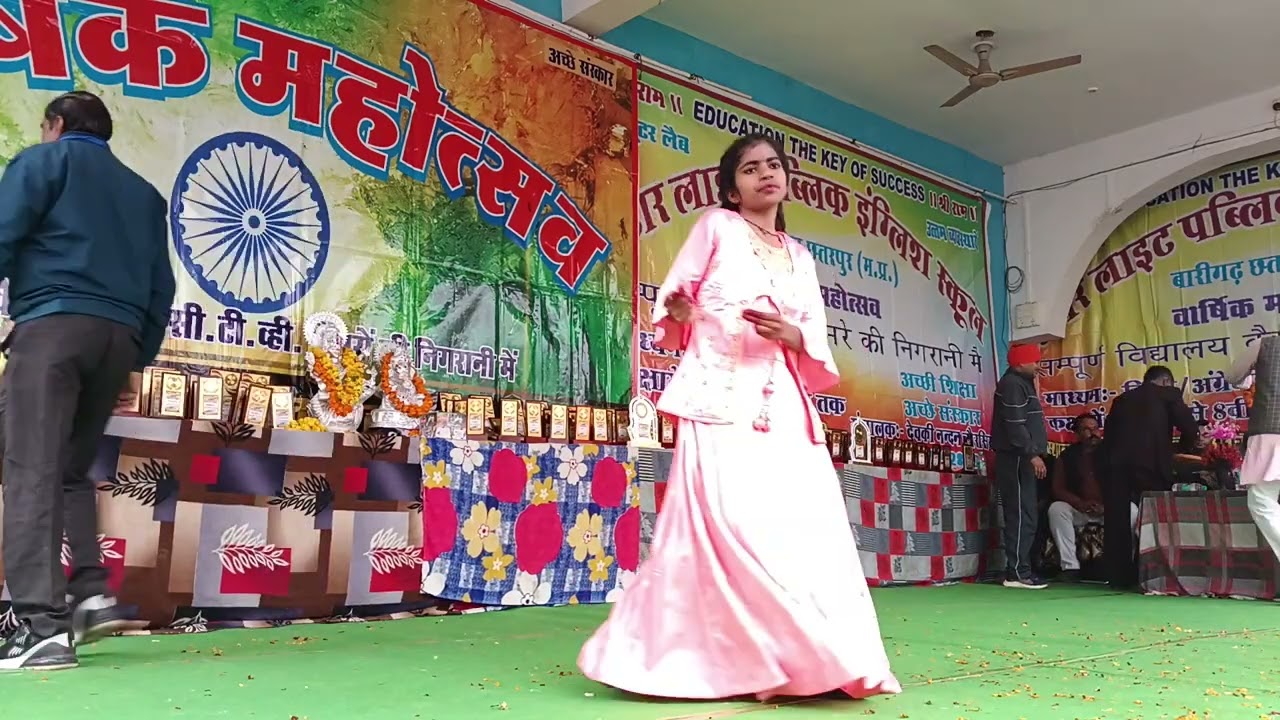 Queen: London Thumakda | Wonderful dance performance | 📍Star Light Public English School, Barigarh 