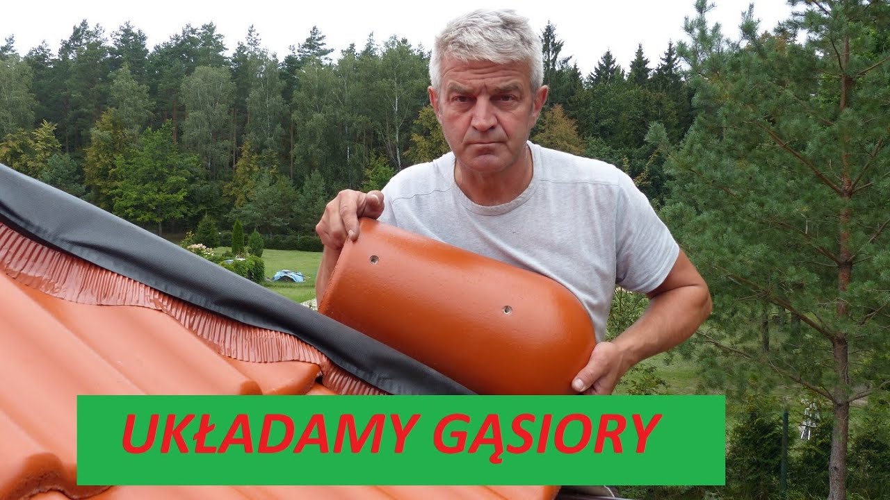 Układanie gąsiorów na dachu...Improwizacja i kombinowanie.