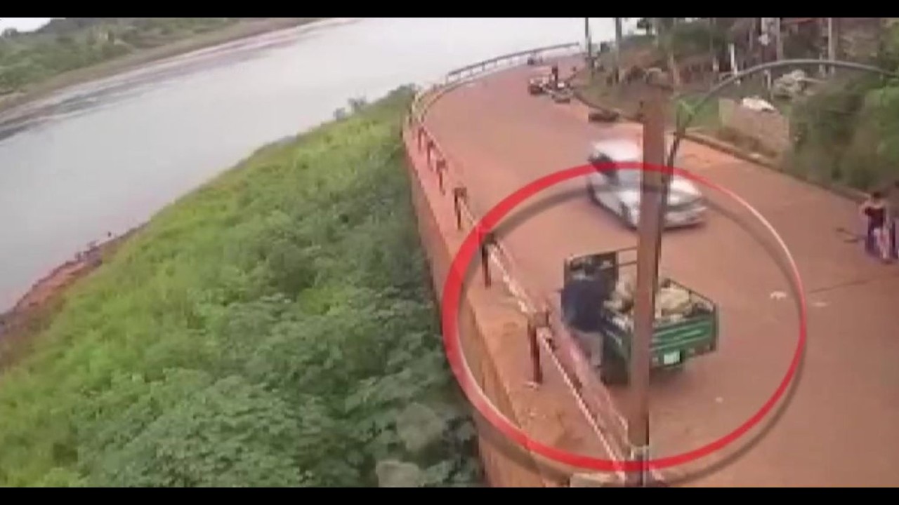 Captan a hombre arrojando basura a un río en Ciudad del Este