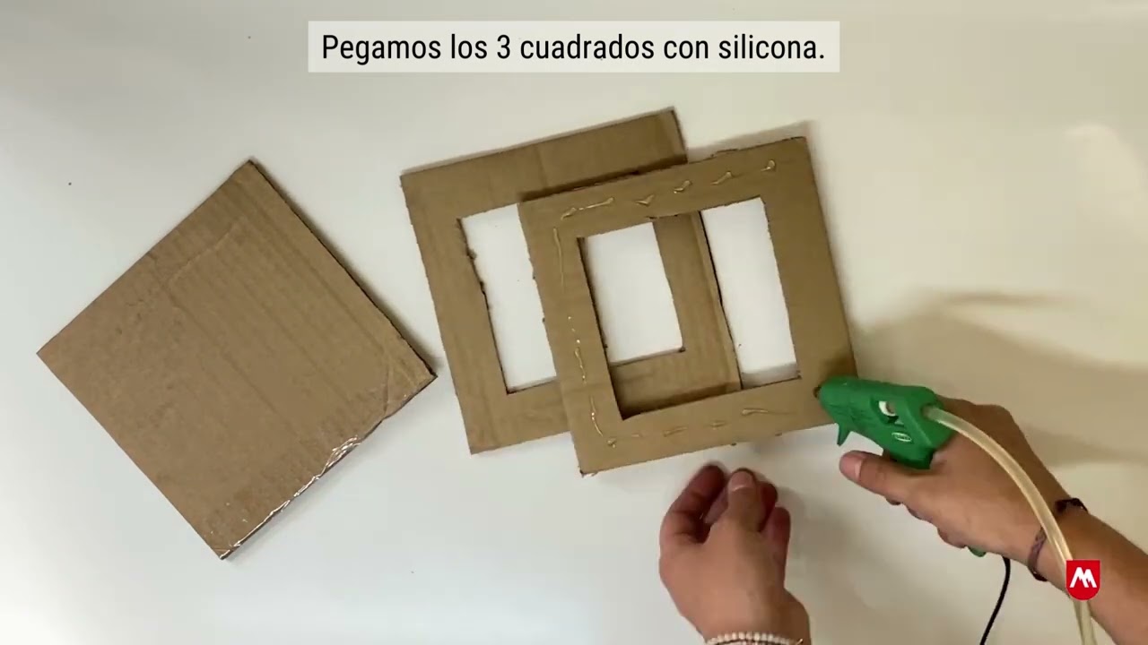 Aprende a realizar un marco de fotos con un jeans reciclado