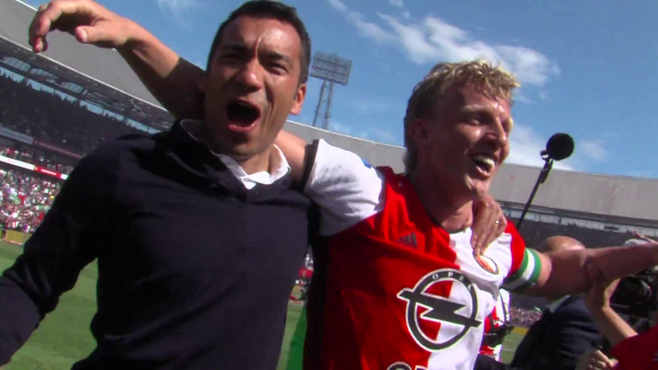 Spelers vieren kampioensfeest op het veld
