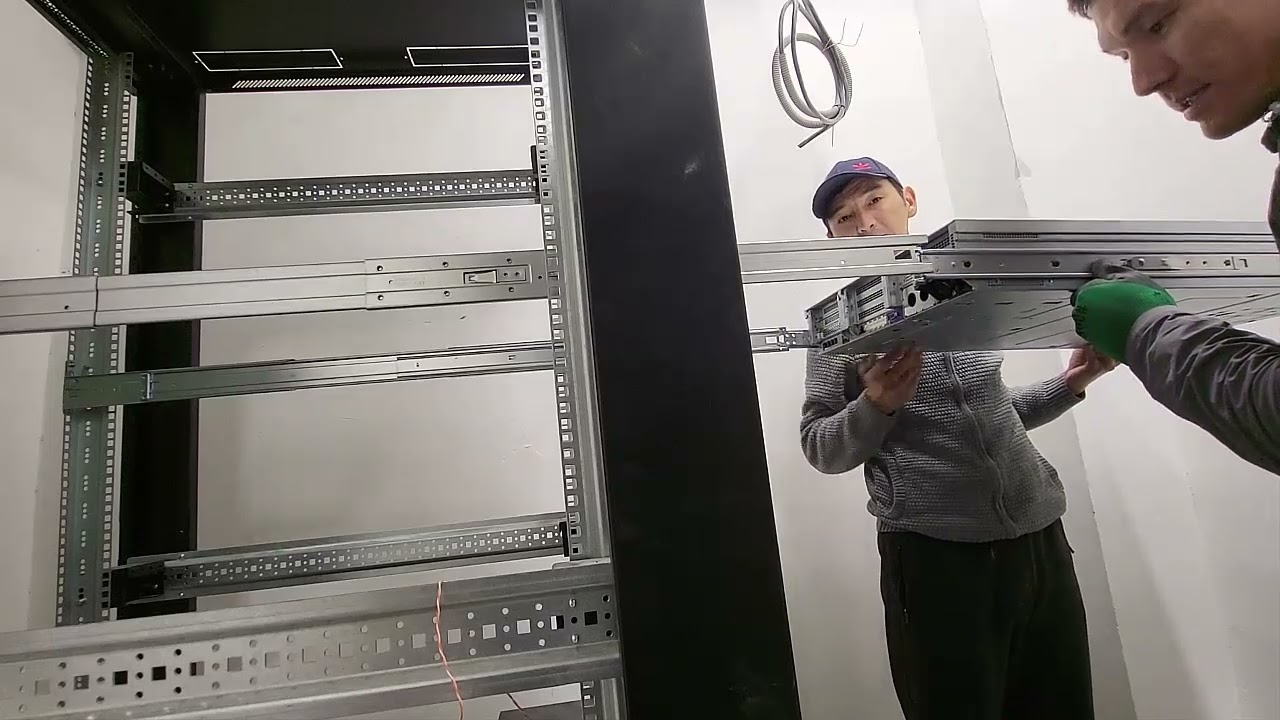 Сервер орнату. (HPE ProLiant G10 Серверін сөреге орнату. Mounting HPE Server into Rack.)