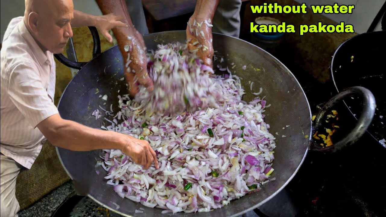 80 year old hotel shares famous Kanda bhaji(onion fritters)recipe kolhapur|kanda bhaji|कांदा भजी