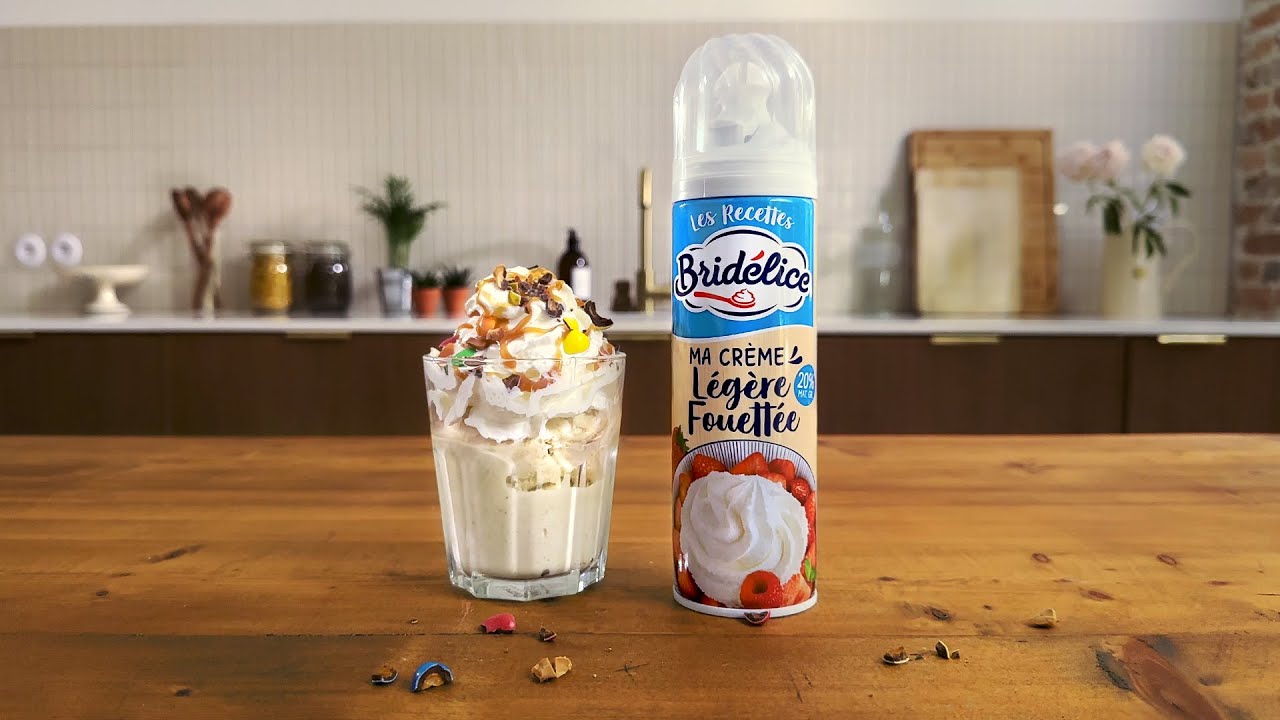Sundae maison avec la crème fouettée Bridélice