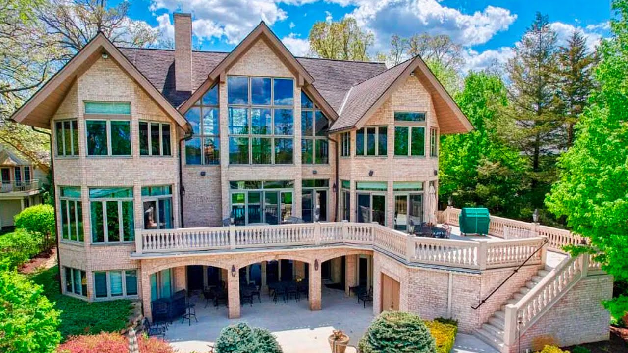 $7,795,000 luxury home tour in Wisconsin. Overview of expensive real estate.