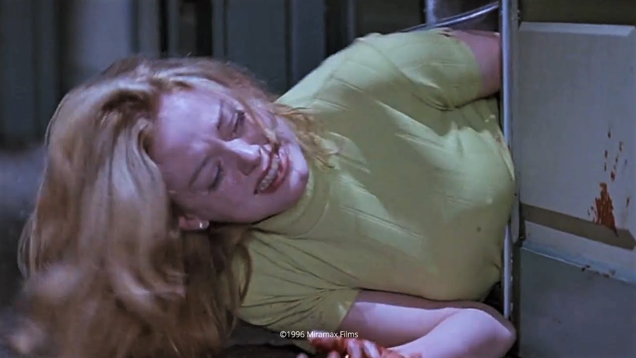 Scream : Coincée dans la porte du garage