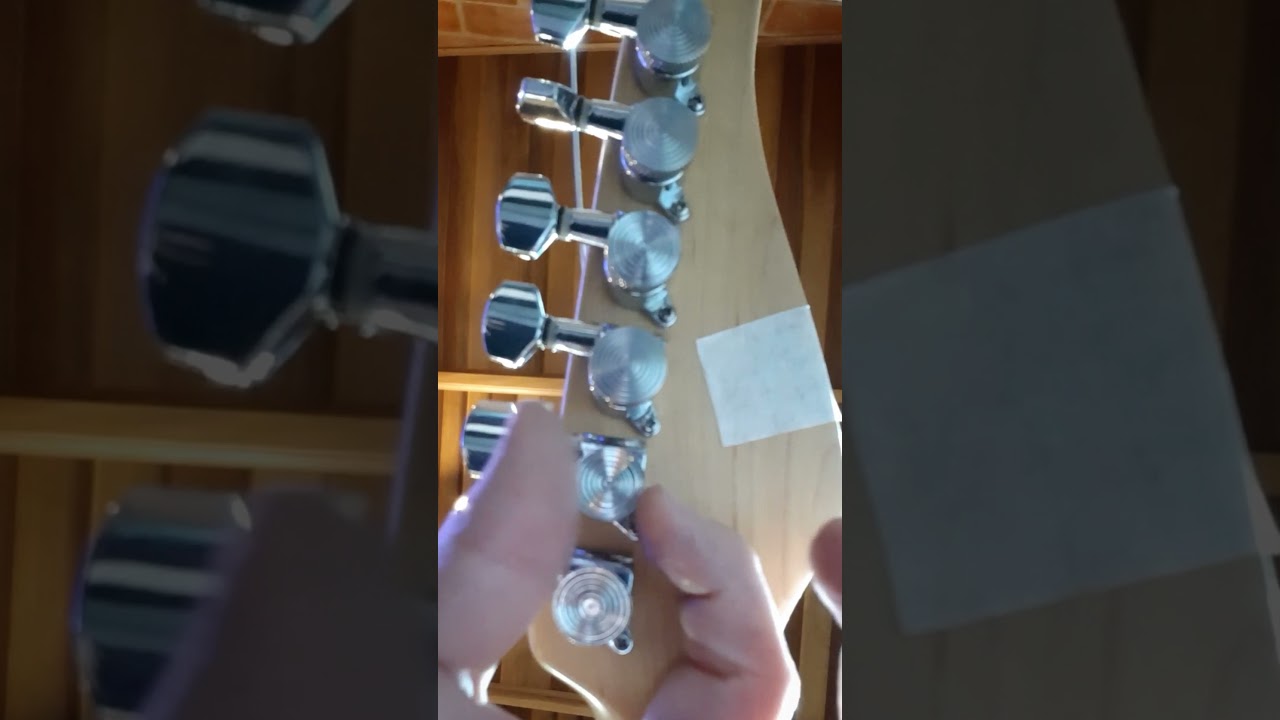 Como Colocar cordas em tarraxas com trava! How to install strings in locking tuners.