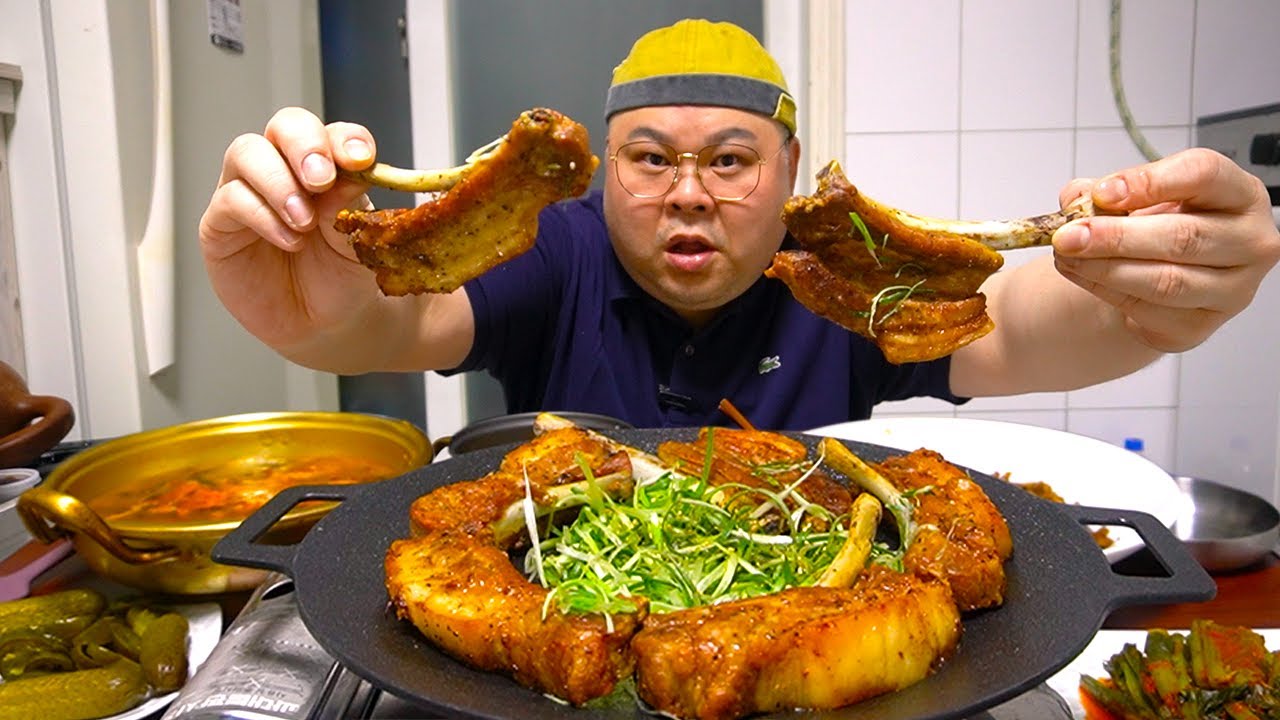 이거 먹어봤어요? 뼈삼겹살 먹방 with 짜왕 돈마호크 아님 Comic Porkbelly & Black bean Ramen  Mukbang Eatingshow