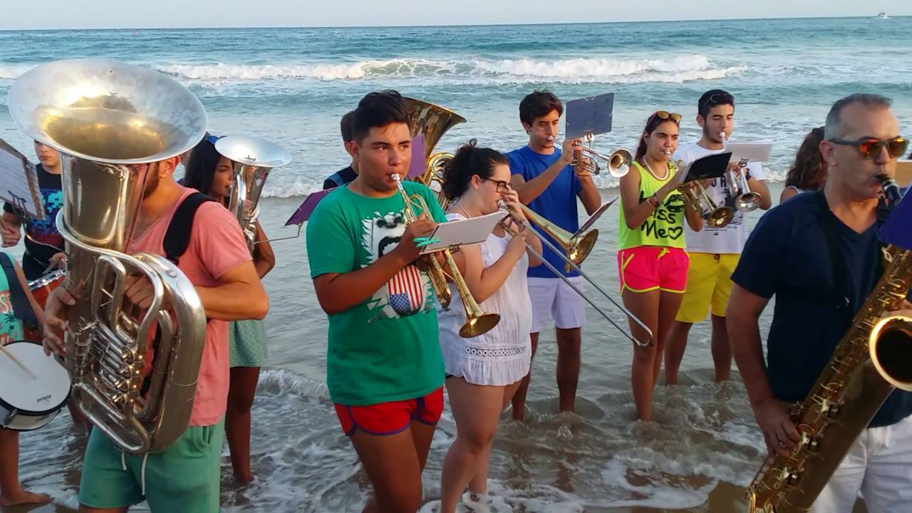 Pasa orilla banda de música de Barbate por la Orilla de la playa del Carmen de Barbate Lunes 26/7/16