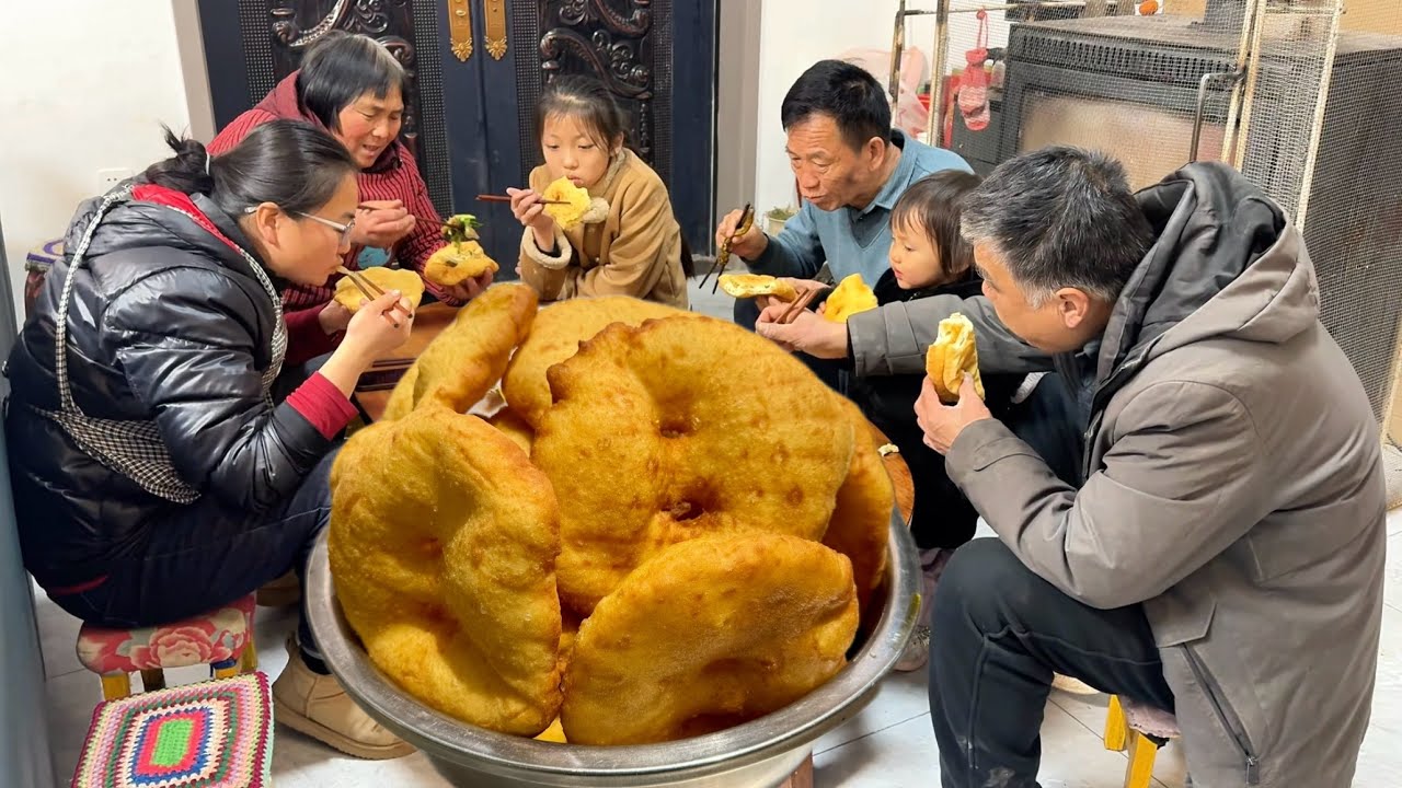 老余回家了想吃炸油饼，天天奶奶这样做，酥软美味！