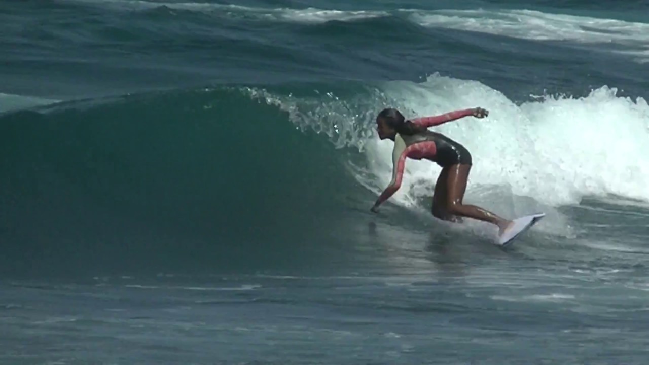 Sara Gonzalez surfing 2018