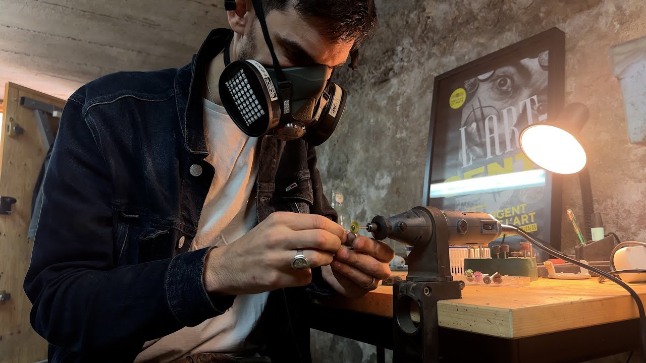 Il fabrique des bijoux à partir de pièces de monnaie