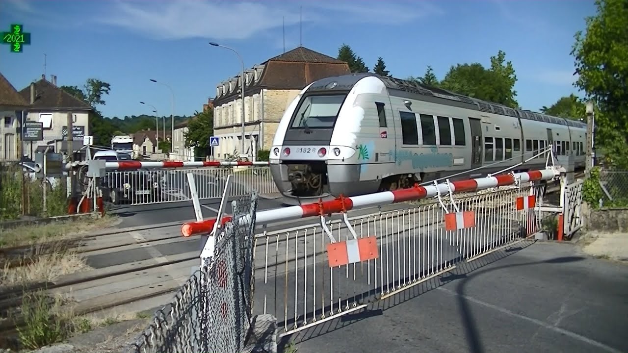 Spoorwegovergang Le Buisson-de-Cadouin (F) // Railroad crossing // Passage à niveau