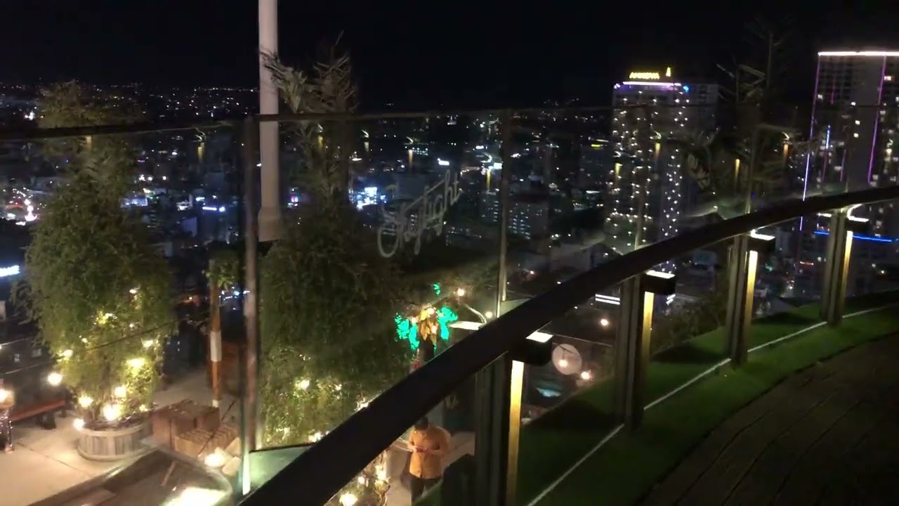 2026年2月5日　ニャチャン　ハバナホテル　ルーフトップバーからの夜景パノラマ