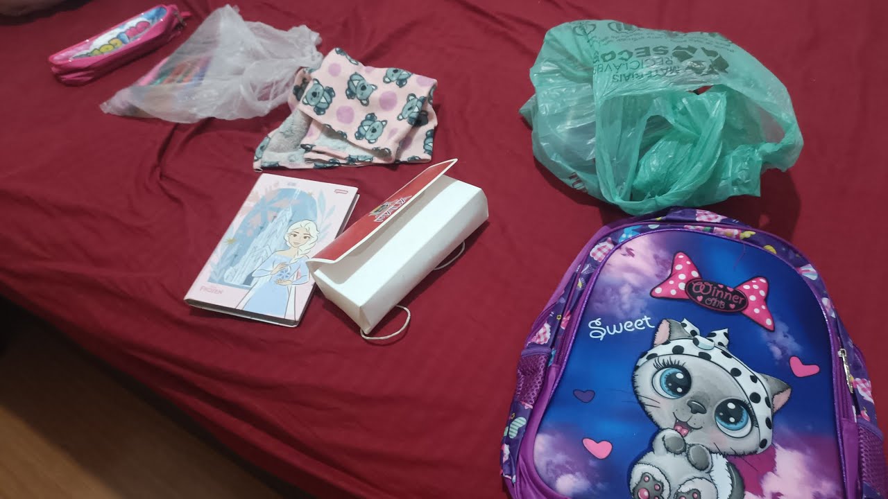 Arrumando as mochilas das crianças pra ir pra escola , mimos que ganhamos 