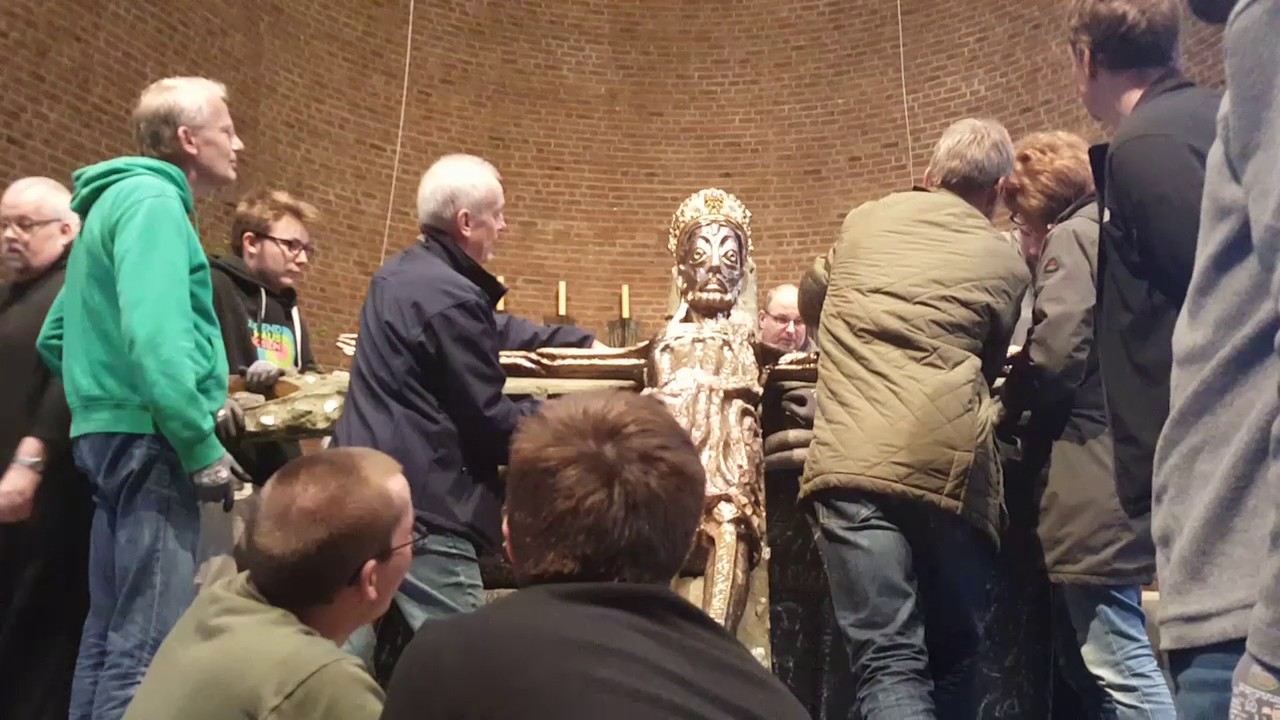 MESCHEDE - ABTEI KÖNIGSMÜNSTER:  Anbringen des Osterkreuzes 15.04.2017
