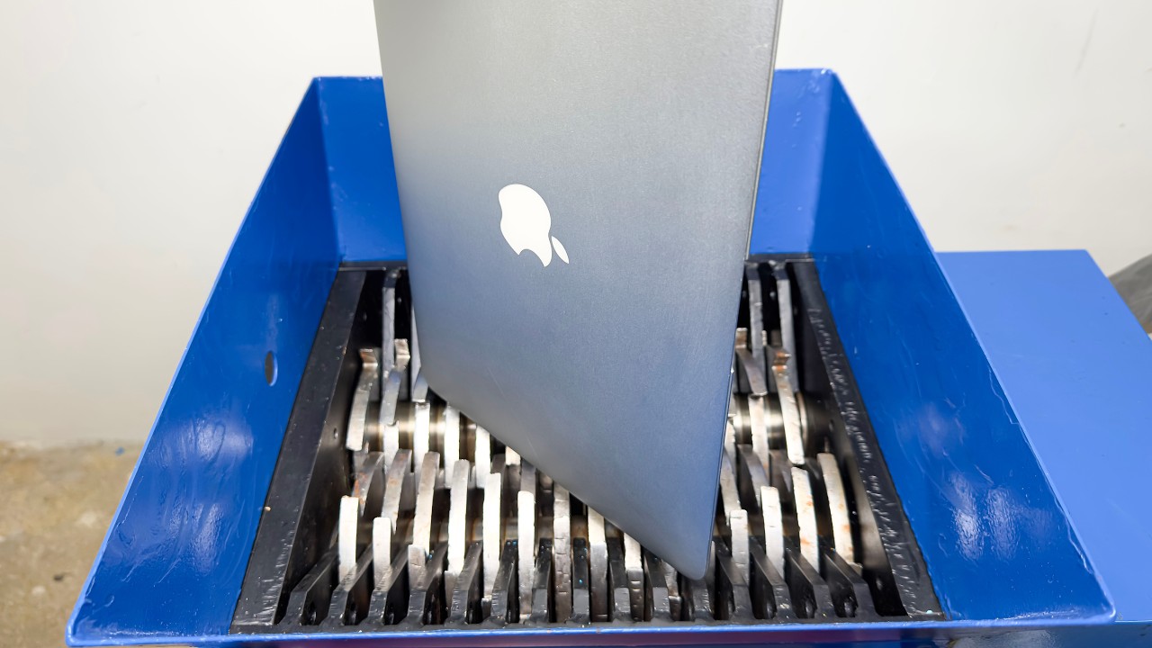 MacBook Air vs Shredder &ndash; You Won&rsquo;t Believe This&hellip; 😱