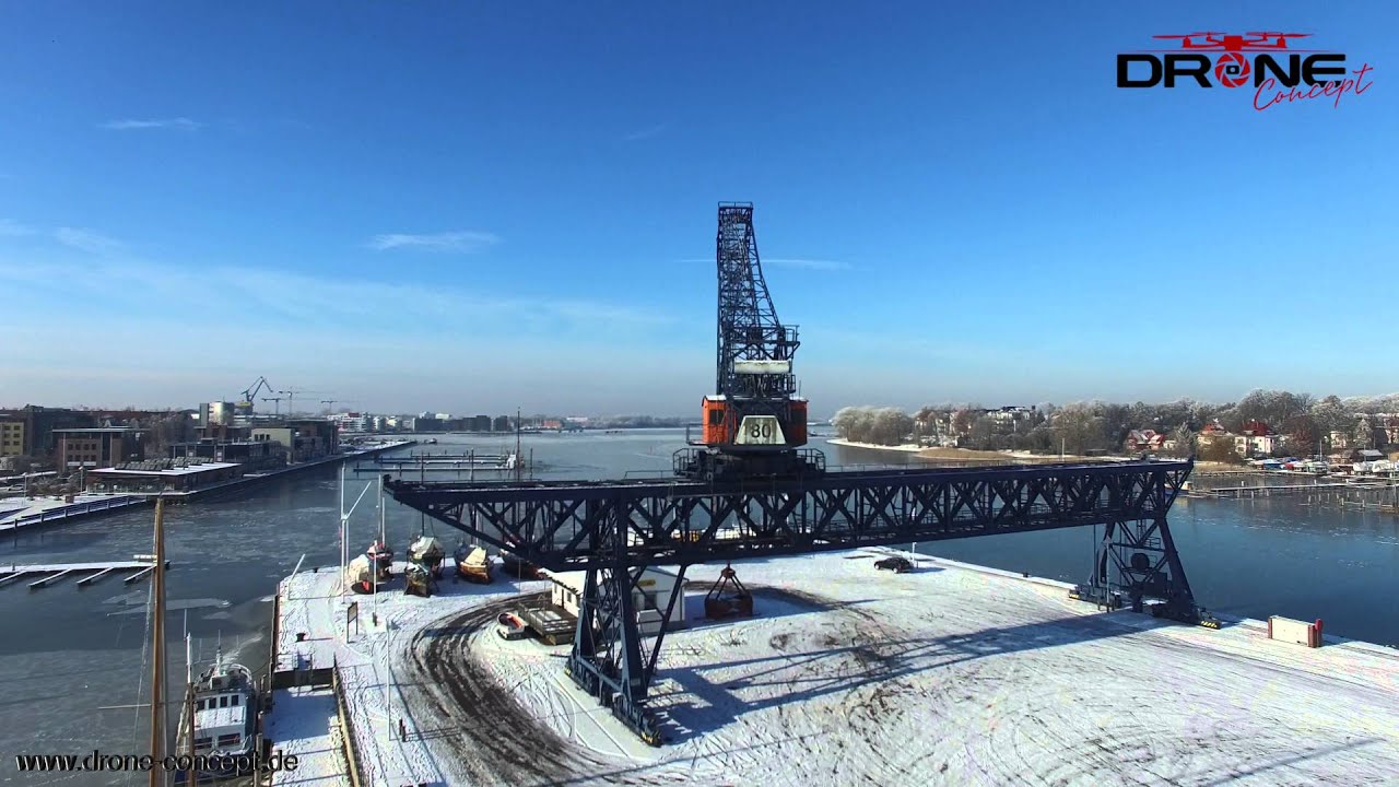 Rostock im Winter aus der Luft. Entlang der Warnow, bis hin nach Warnemünde. 4K