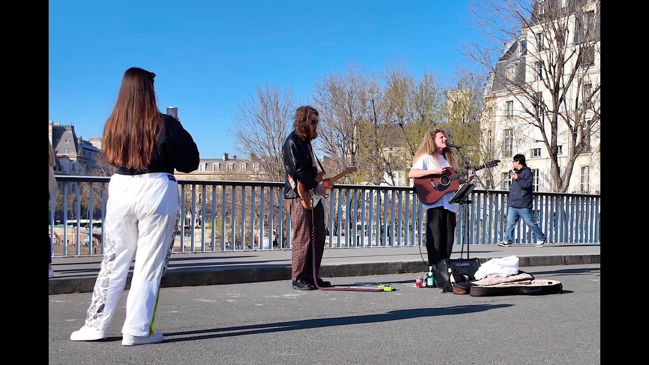 Paris Buskers Street Singers singing Crazy on Pont Saint Louis.